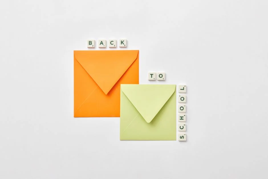 Des blocs en bois formant SEO sur le clavier d’un ordinateur portable illustrent les notions de marketing digital.